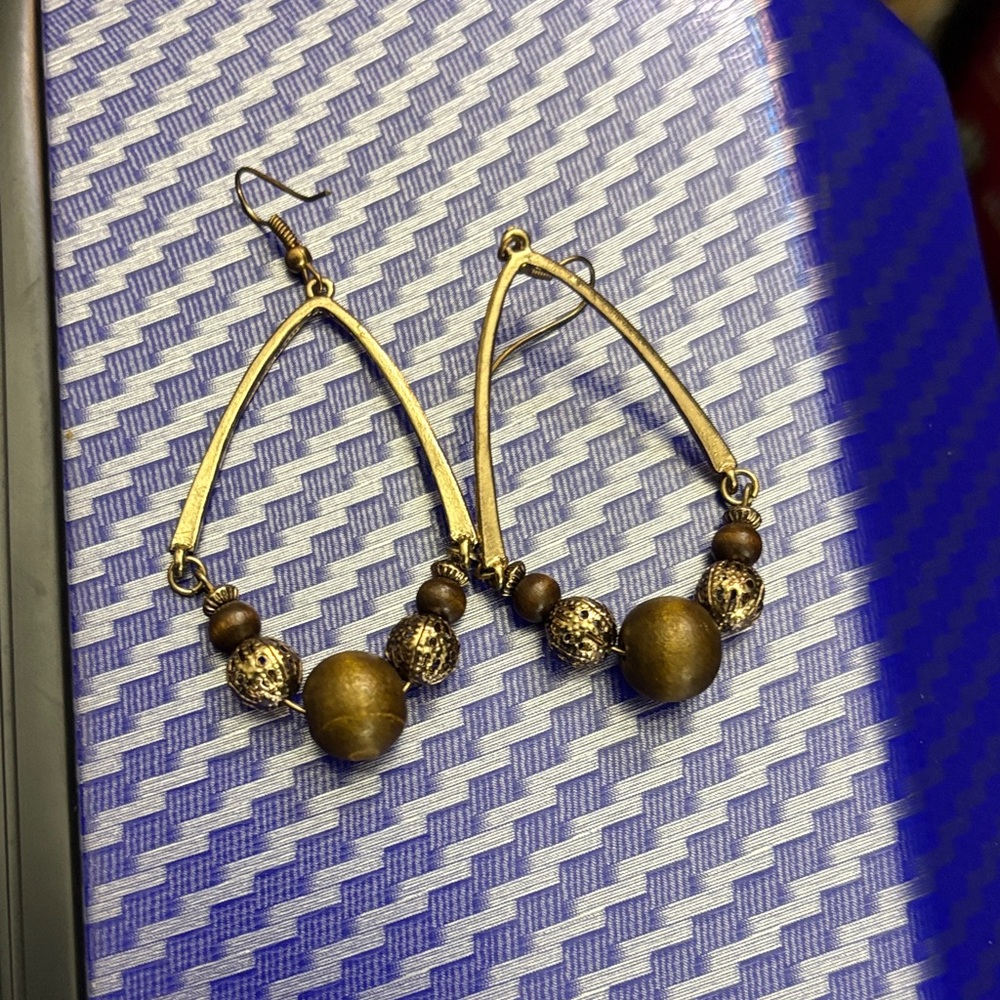 ❤️ Chic Gold and Brown Beaded Teardrop Earrings